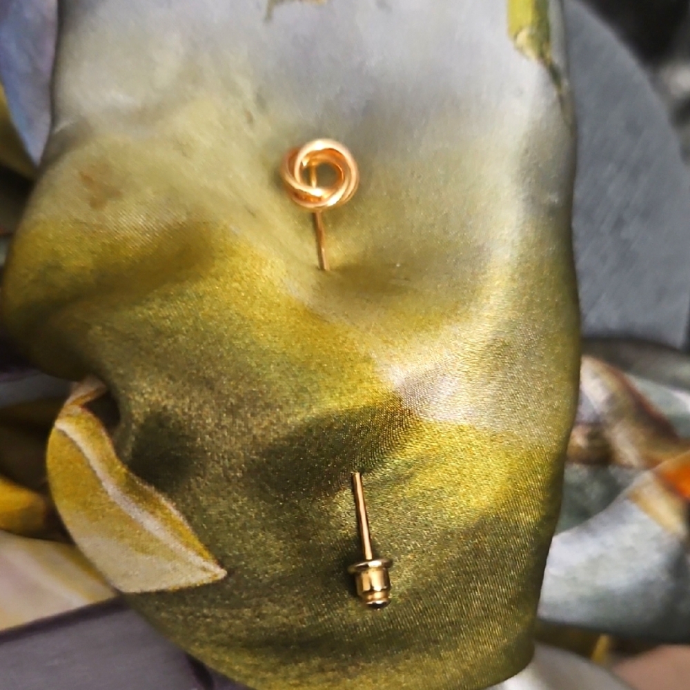 Elegant Gold Scarf or Tie Pin